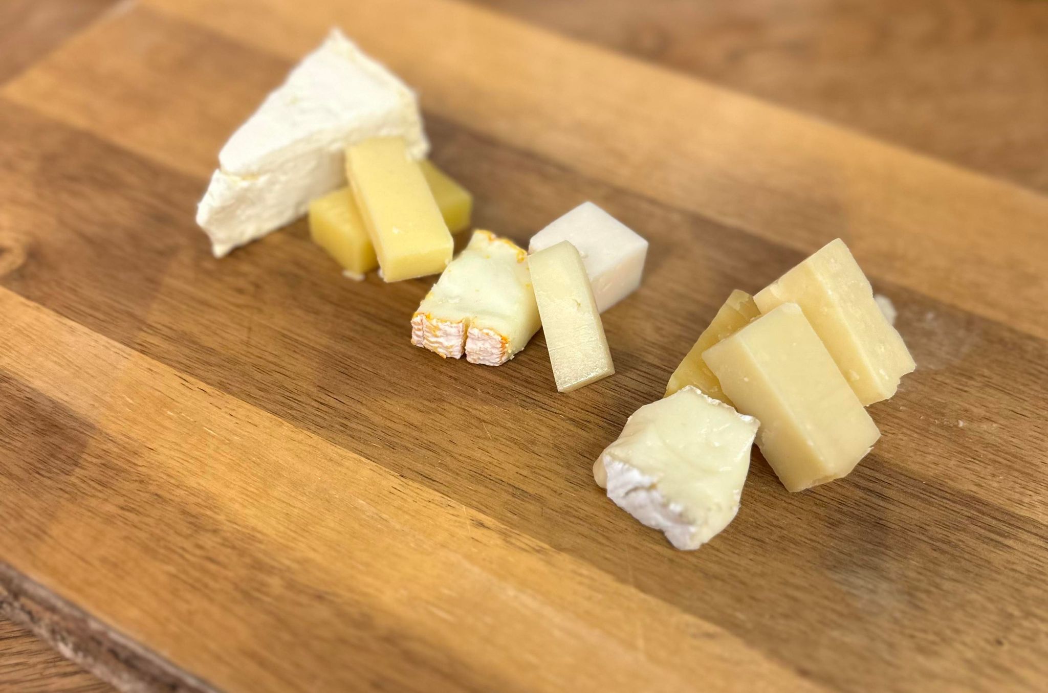 En ostbricka med diverse ostar.